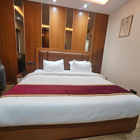 Hotel Elara Dehradun Bagian luar foto