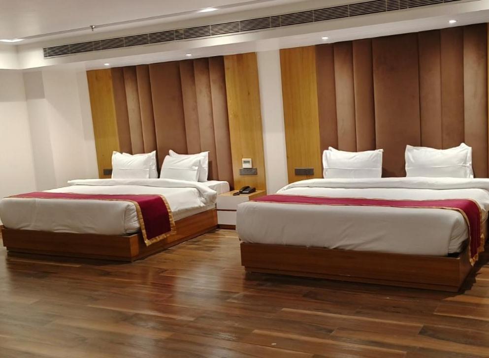 Hotel Elara Dehradun Bagian luar foto